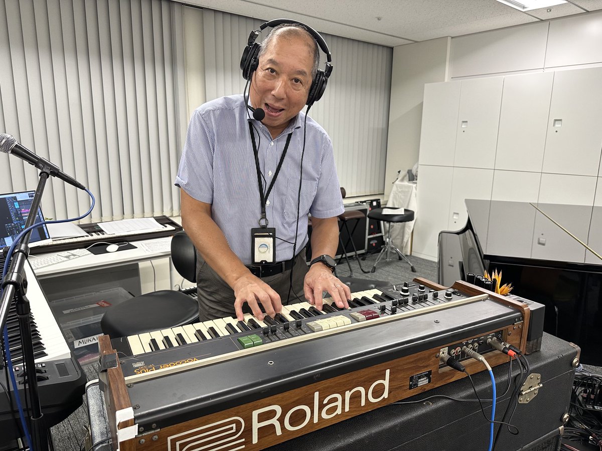 MinoruMukaiya's tweet photo. スタッフの岡田君がヘッドセットマイクを用意してくれました。懐かしいけど意外と新鮮!
#VP330 https://t.co/JwMeo2zpUp