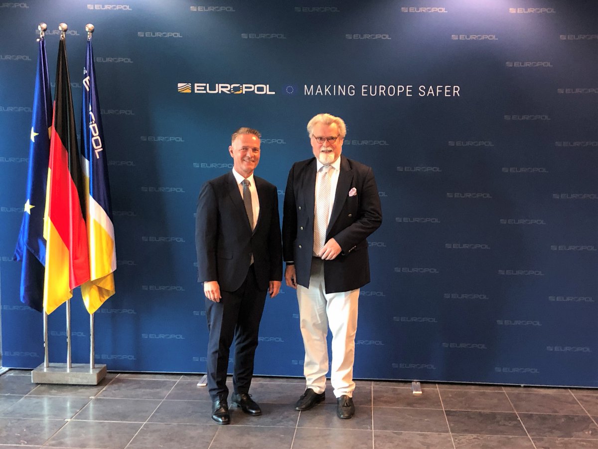 JM_RLP's tweet photo. Heute hat sich Justizminister Herbert Mertin bei @Europol  über aktuelle Herausforderungen der Verbrechensbekämpfung informiert. Im Fokus stand hierbei das Thema Künstliche Intelligenz - mit allen Chancen und Risiken.
 #Justiz #JustizRLP #Europol #KuenstlicheIntelligenz https://t.co/oEQR5Mw6Ir