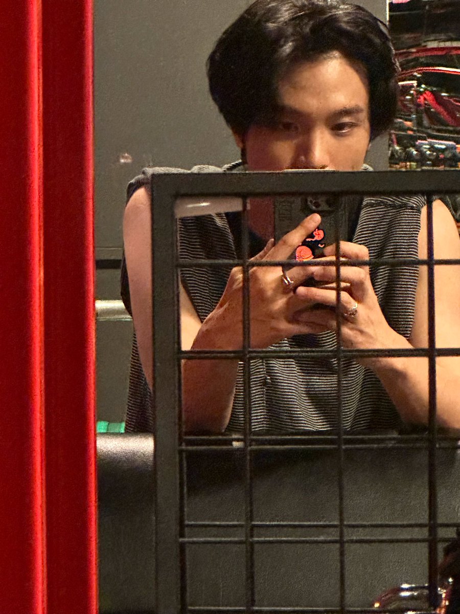 Kayak beda orang padahal bajunya SAMA????????????? Bener2 lee haechan