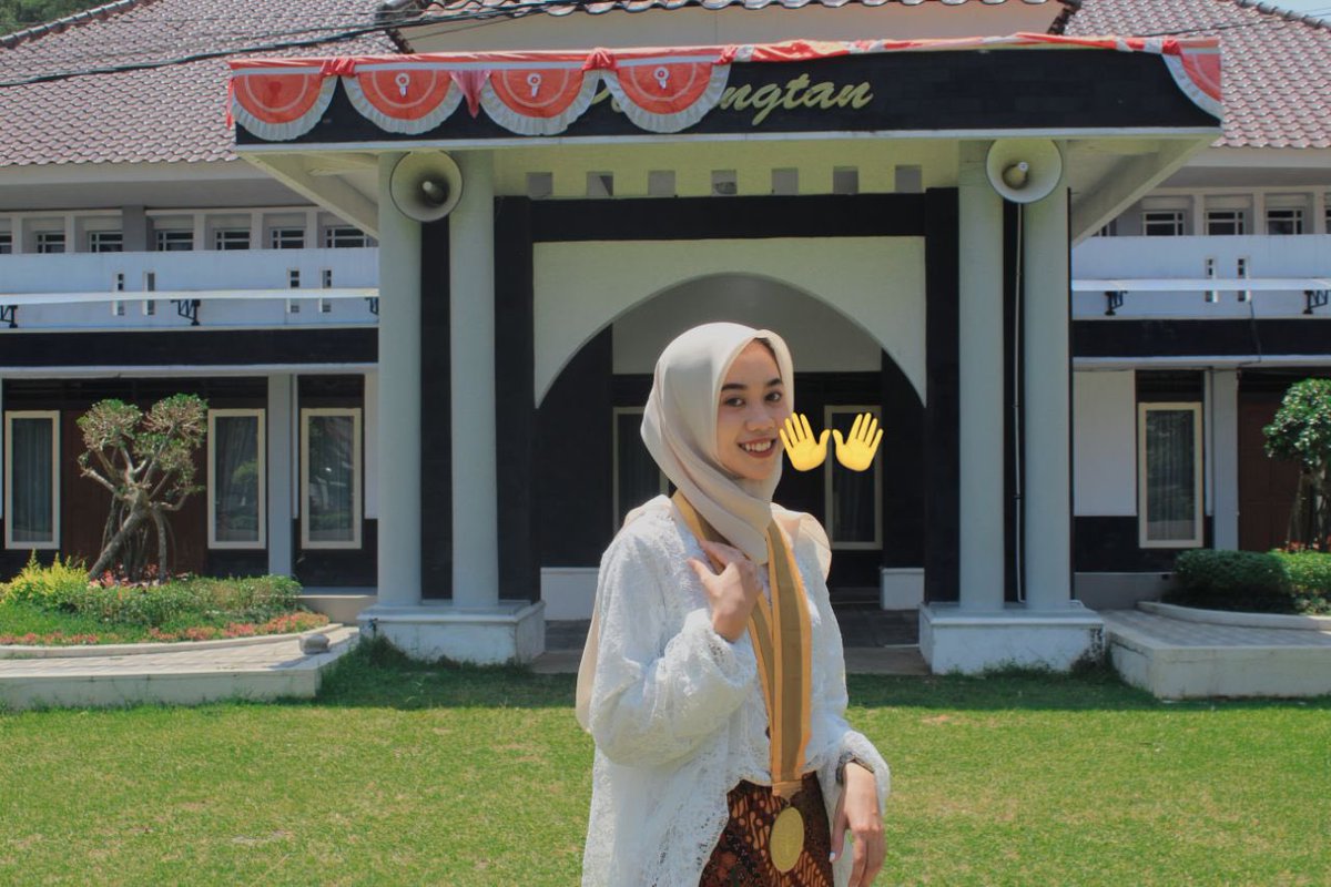 zelinyre's tweet photo. @ohmybeautybank Yang suka simpel simpel ni aku mau kasi liatt sebenernya ada manik manik di depan cuma engga keliatan, looknya ttep simple-elegan si menurutku.
Ukuran S-M di aku kegedean jadi kumasukin depannya 🤣 [tbbb 165/42] https://t.co/HUGi624iAw