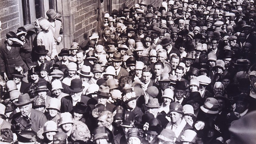 #OTD in 1928 Haworth Parsonage opened to the public as the Brontë Parsonage Museum, having been bought by Sir James Roberts and presented to the Brontë Society. Hundreds of people flooded Church Street in Haworth for the grand opening (1/4)

#BronteParsonageMuseum #Haworth