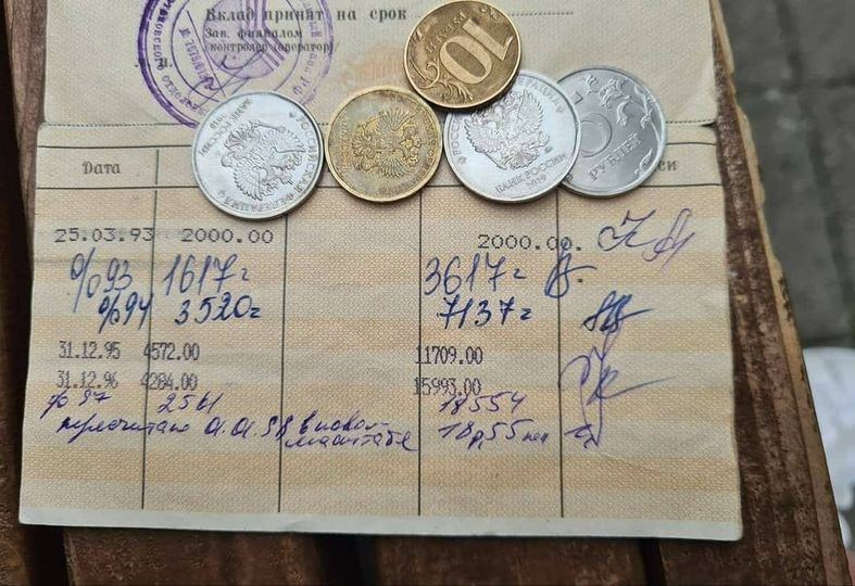 GeorgShilin's tweet photo. Москвичка забрала вклад в Сбербанке спустя 30 лет
Ее бабушка в 1990 году открыла счет на имя внучки и положила туда 1000 рублей, что в то время около 10 средних зарплат. Спустя 30 лет москвичка забрала 35 рублей.
— Бабушка очень меня любила, она предполагала, что не доживет до 18-летия старшей внучки (и как в воду глядела). Она хотела, чтобы на свое совершеннолетие я сняла деньги со счета и купила себе подарок. Сегодня, в июле 2020 года, спустя 30 лет, я пришла в банк закрыть счет и получила свои законные 35 рублей, — рассказала в фейсбуке Юлия Ковальчук.
Это все, что нужно знать о российской экономике и каких-либо гарантиях этого государства.
