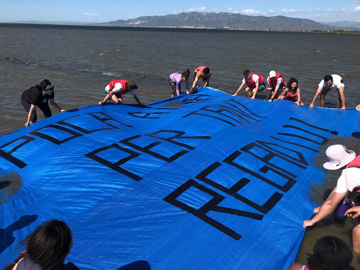 PDE's tweet photo. Denunciem la gestió interessada de la sequera. No es pot seguir planificant nous regadius i complexos turístics negant el canvi climàtic i l'escassetat d'aigua.

L'Ebre necessita aigua i sediments!
#LoRiuÉsVida @aiguaesvida @ecologistes https://t.co/H7URtrb2Du