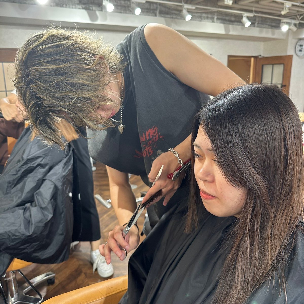 chibabeauty's tweet photo. 【夏休みでも、練習？！😳✨】
みなさん、夏休みはいかがお過ごしですか？⭐️
旅行に行ったり✈️推し活に専念したり、、☝️✨
それぞれ楽しんでるとは思いますが、なんと❗️学校に練習に来る子も毎日のようにいます😍
素晴らしいですね〜✨
それに、学年関係無く練習し合っています。❤️ https://t.co/iB9FN0GzHU