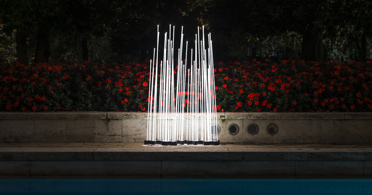 Check out Reeds by Klaus Begasse! This outdoor light fixture recreates a reed bed landscape with PMMA stems, allowing a "mosaic" connection with other fixtures. Learn more: lnkd.in/dzfuQ8rv #artemide #design #reeds #outdoorlight