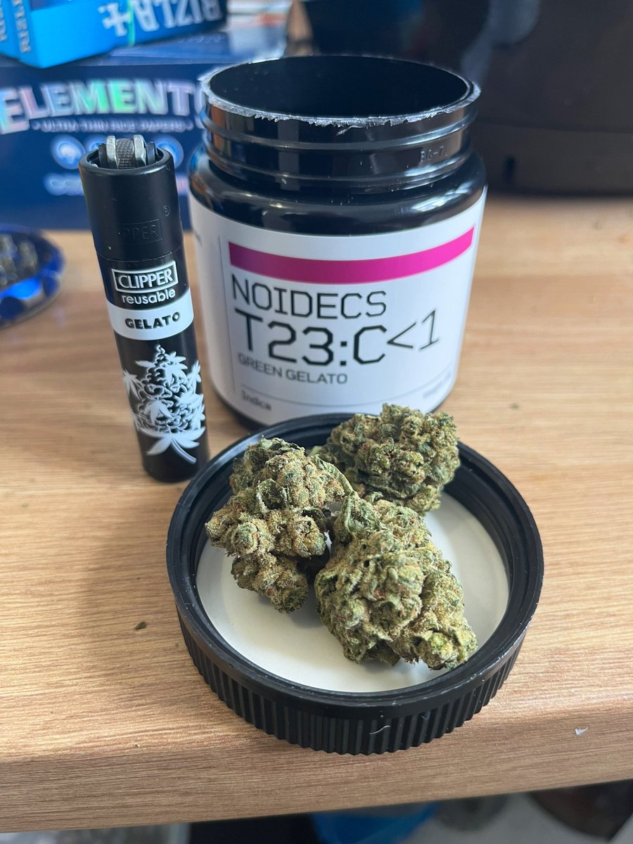 xSkorge's tweet photo. My cannabis prescription just arrived from #Lyphe 🥳 

Check out my matching lighters 🔥

(Also looks like dispensary green has updated their cannabis leaflets) 

It looks &amp; smells amazing, honestly can’t fault it. 💨 

✌🏻&amp;💚

#CannabisCommunity #Mmemberville #Weed #Cannabis https://t.co/JkDyLNza4E