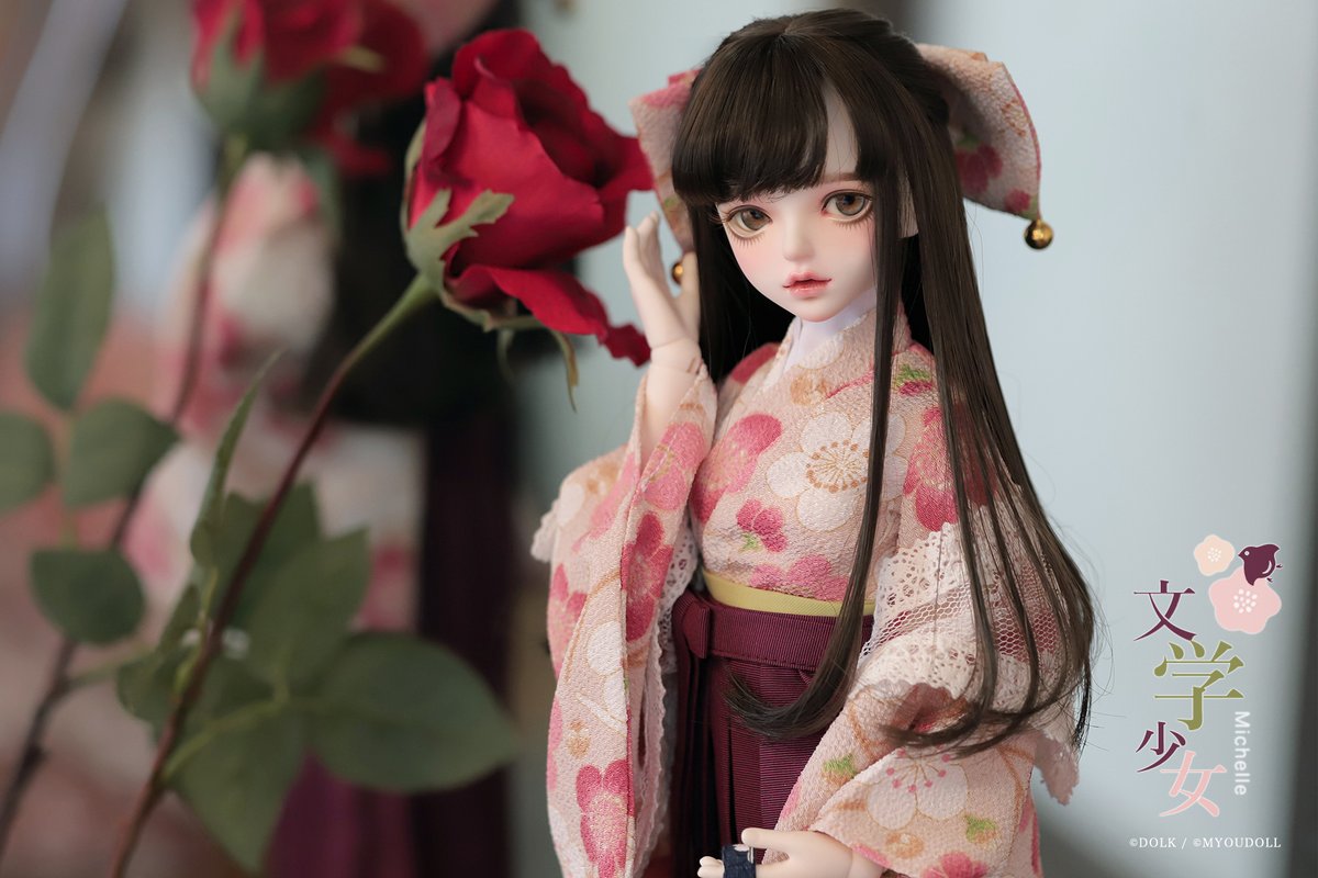 DOLKSTATION's tweet photo. 【DOLK×MYOU DOLL】🌹期間＆数量限定🌹

凛として咲き誇る『文学少女Michelle』が特別復刻！

限定メイクは３姉妹共通の太眉とオープンマウスを活かした歯がちらりと見えるメイクがポイント。お姉様らしい、上品な袴にも要注目です。

無くなり次第���了、お見逃しなく✨

➡https://t.co/UIEojrnB6N https://t.co/NGddfLDrSg