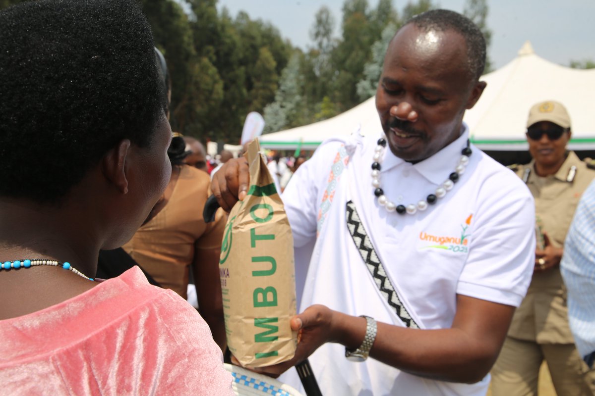 IntekoyUmuco's tweet photo. Mu kwizihiza #Umuganura2023, hazirikanywe abagizweho ingaruka n'ibiza maze bahabwa imbuto. Hanahembwe kandi imiryango n'abandi bahize abandi mu kwesa imihigo. https://t.co/uf9dQ9ba6g