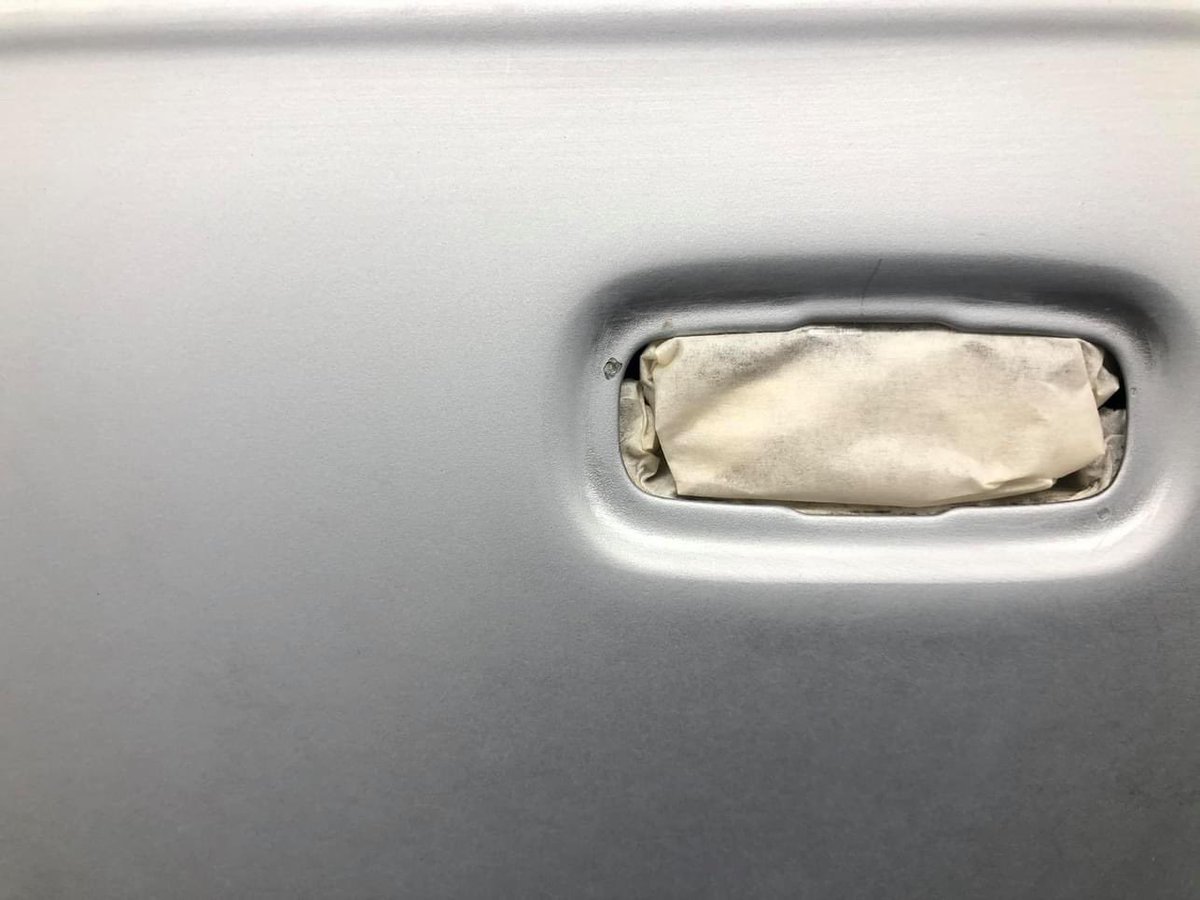 PintandoCoches's tweet photo. Colocamos cinta abajo y doblamos un poco hacia adentro después hacemos lo mismo arriba. Luego doblamos primero abajo la cinta hacia adentro del piloto y después arriba hacemos lo mismo, ya tenemos el agujero de piloto tapado para evitar que puedan salir motas o suciedad 👌🏻. https://t.co/CFiL3HaVCO
