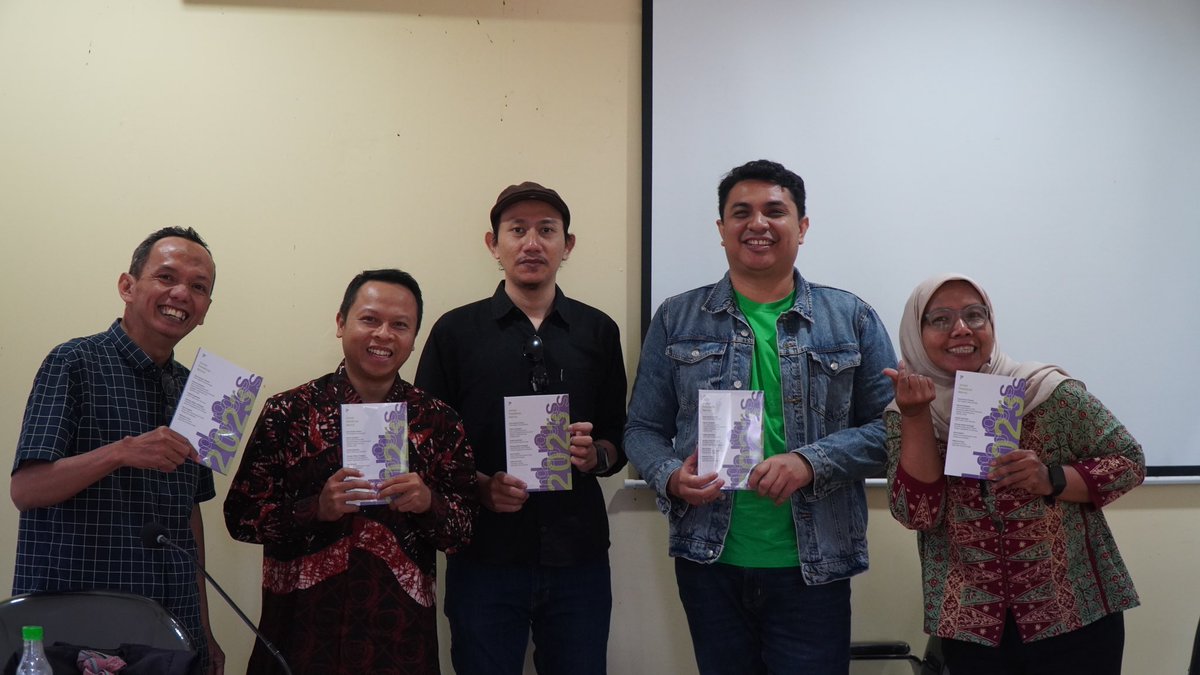 suluhpergerakan's tweet photo. Kolaborasi penerbitan buku Mengenal Kapitalisme dan Bagaimana Mengalahkannya, dan Jurnal @indoprogress 

Pemesanan buku di Jogja dan luar kota dapat menghubungi 081226738321 atau 081578484789

#indoprogress #socialmovementinstitute #kolaborasi #jurnal #buku https://t.co/VQ6uR5DLC3