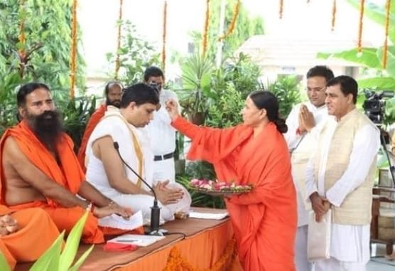 DrJaideepArya's tweet photo. श्रद्धेय  @Ach_Balkrishna पूज्य आचार्य जी का जन्म दिवस @pyptharidwar  ने आदर्श रूप में मनाया!
विराटरुप में वृक्षारोपण किया, रक्तदान दिया ,
यजन होम किया 
और 
 जन्मदिवस पर लाखों 
@bst_official
Bharat Swabhiman, मुख्यालय-हरिद्वार  कार्यकर्ताओं ने #जड़ीबूटीदिवस के रुप में मनाया उल्लेखनीय है कि #उत्तराखंड_सरकार द्वारा भी आचार्य श्री के जन्मदिवस को जड़ी-बूटी दिवस के रूप में मनाया जाता है
@yogrishiramdev