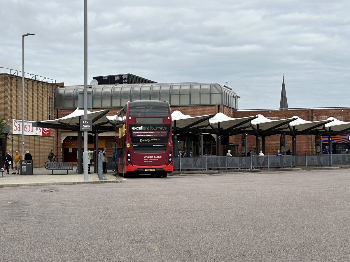 A nice little visit to King's Lynn yesterday, to update a few roadsides and install some flags for NCC. It's always nice to see the smart fleet of @mylynxbus in action, and our Excels of course! 🚌

#bus #buses #TravelNorfolk