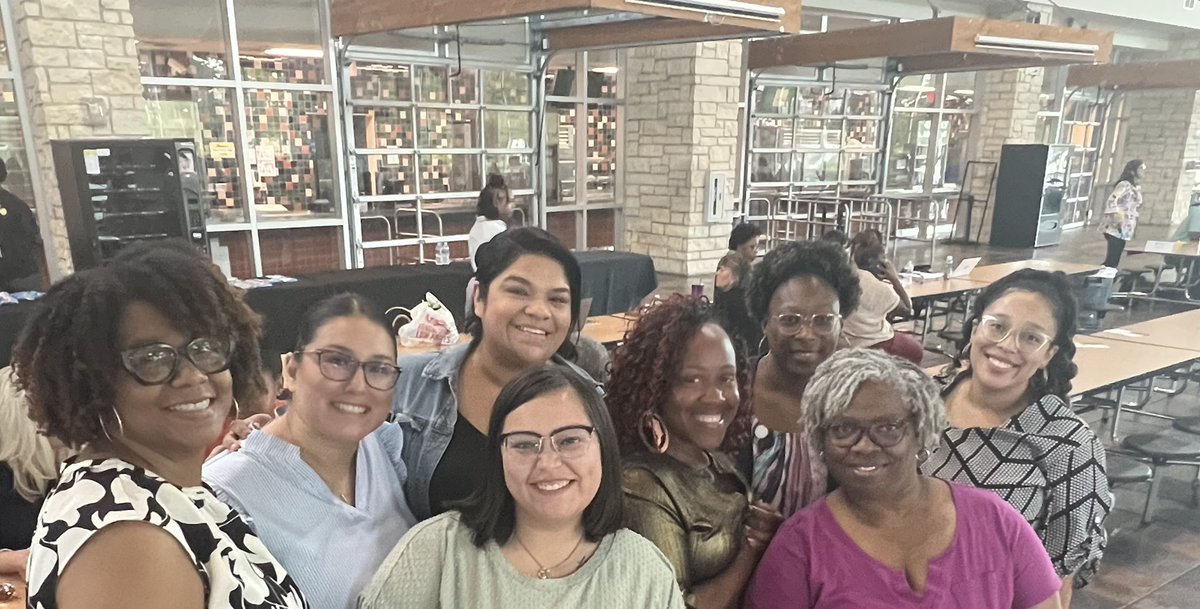 rsmith4_smith's tweet photo. @HoylandES We kicked off the week at the Teacher Extravaganza welcoming our new teachers! #DreamBigWorkTogether https://t.co/8HvMw3Ou8Y