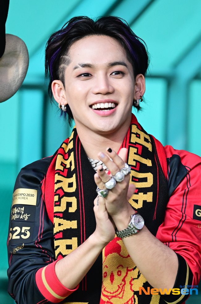 theseoulstory's tweet photo. 📸 TREASURE Choi Hyunsuk at 2023 Hana 1Q K League 1 - FC Seoul vs Pohang Steelers today ❤️🔥 @ygtreasuremaker @treasuremembers https://t.co/1B2hK9MoVl
