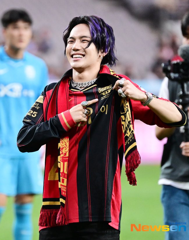 theseoulstory's tweet photo. 📸 TREASURE Choi Hyunsuk at 2023 Hana 1Q K League 1 - FC Seoul vs Pohang Steelers today ❤️🔥 @ygtreasuremaker @treasuremembers https://t.co/1B2hK9MoVl