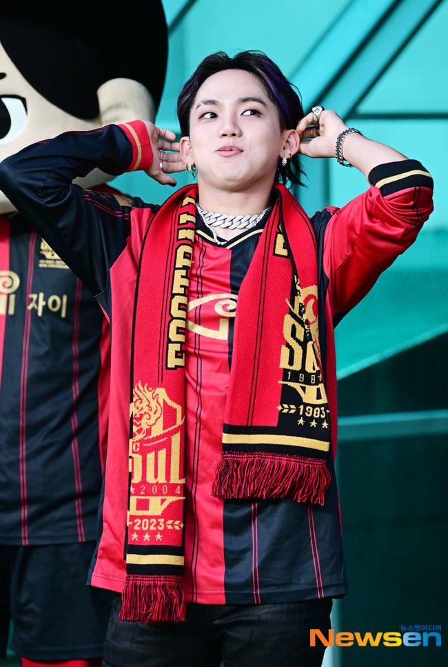 theseoulstory's tweet photo. 📸 TREASURE Choi Hyunsuk at 2023 Hana 1Q K League 1 - FC Seoul vs Pohang Steelers today ❤️🔥 @ygtreasuremaker @treasuremembers https://t.co/1B2hK9MoVl