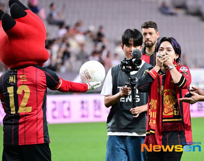 theseoulstory's tweet photo. 📸 TREASURE Choi Hyunsuk at 2023 Hana 1Q K League 1 - FC Seoul vs Pohang Steelers today ❤️🔥 @ygtreasuremaker @treasuremembers https://t.co/1B2hK9MoVl