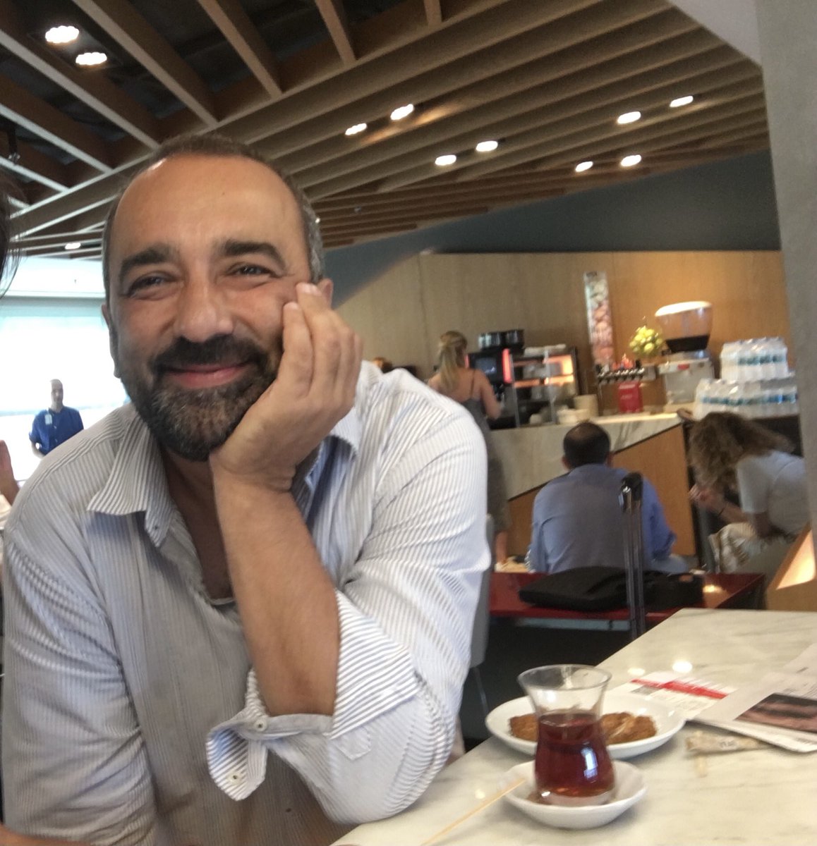 #HakanAltınay’ı, Can’ı, Tayfun’u gördük bugün. 7 Temmuz’dan beri, bir aydır, camın arkasından görüyoruz onları. Hepsi iyiler. Bu büyük haksızlığın, adaletsizliğin bitmesi ve birbirimize kavuşmak için hepimiz gün sayıyoruz. Yargıtay hakimleri bu kararı ivedilikle bozmalıdır.