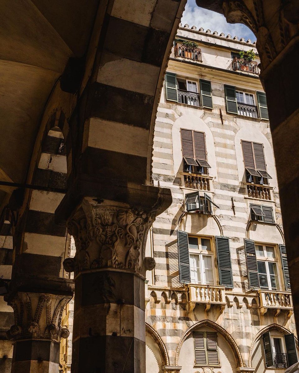 QualityMade_eu's tweet photo. 🇮🇹 Benvenuti al B&amp;B Piccoli Leoni della famiglia di Quality Made, un'incantevole oasi situata al quinto piano di un palazzo storico nel cuore pulsante di Genova, proprio nella meravigliosa piazza San Matteo.

🔗 https://t.co/HnKQK42rxR

#qualitymade #traveldifferent https://t.co/L6o1AFOU09