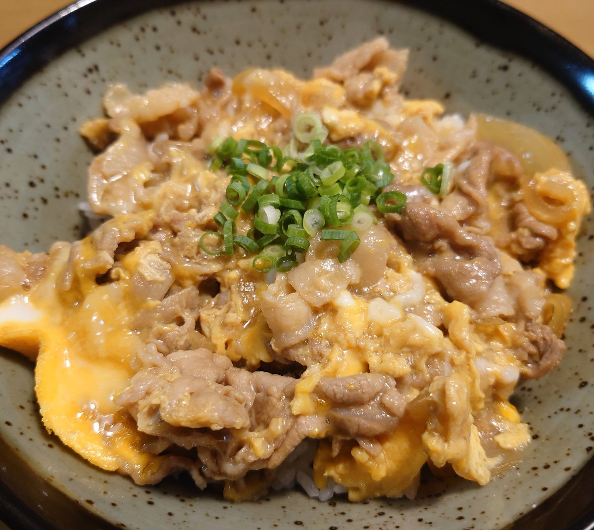 MKyuuma's tweet photo. 今日の夕食cooking👨‍🍳

「他人丼」

【材料】
ご飯
水、白だし、めんつゆ、砂糖、醤油、酒
玉ねぎ、豚こま切れ肉
小ネギ

#料理好きな人と繋がりたい #料理写真 #男料理 #男子ごはん #男の料理 #料理記録 #野菜ソムリエ #他人丼 https://t.co/f2tzettMSw