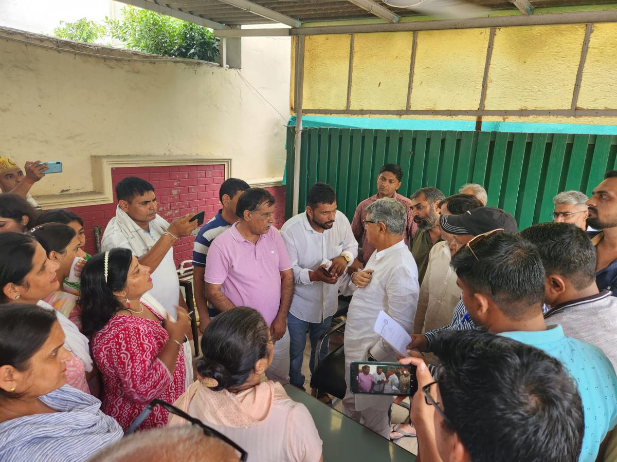 BBBatra's tweet photo. कलेरिकल एसोसिएशन वेलफेयर सोसायटी ( CAWS ) के तत्वाधान में लिपिकीय कर्मचारियों ने आज अपनी मांग 35400/- का ज्ञापन सौंपा!
 मै व मेरी पार्टी का समर्थन कर्मचारियों साथ है और उनकी मांग को आने वाले विधानसभा सत्र में बेहद गंभीरता के साथ सरकार के समक्ष उठाया जाएगा !! https://t.co/cG704FPyQ0
