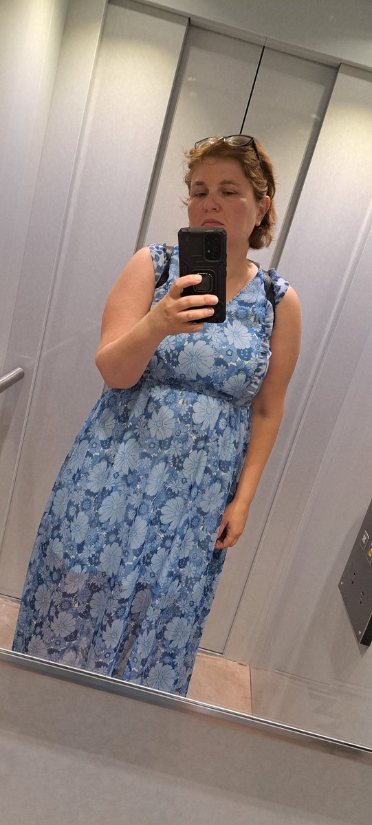 yrys_1977's tweet photo. Stasera da me a Varazze c'è  la notte blu: negozi aperti, musica, via Aurelia aperta...dalle 21.30 alle 02.00! Io esco ed indossero' un vestito fantasia sul blu stile gipsy (sexy) e mi vedo con le mie amiche!sono già vestita di blu!😘😘💙🫂 #notteblu #varazze https://t.co/E8x7V0DigY