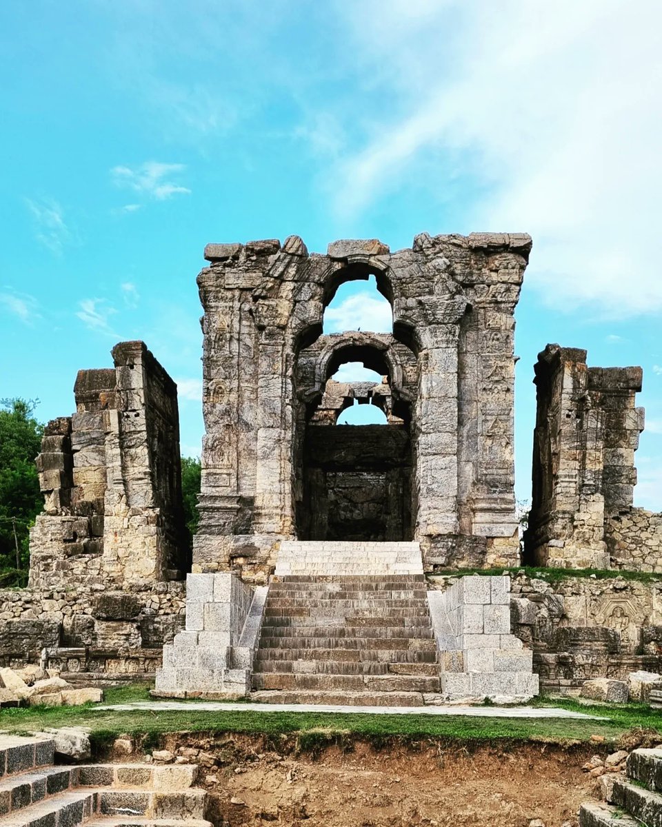 safaanpeerzada_'s tweet photo. Martand Sun Temple, a spectacular shrine dedicated to Surya (the Sun), lies at a distance of over five miles from Anantnag in the heavenly state of Jammu and Kashmir, India๐ฎ๐ณ
.
.
#India #Temple #hinduism #Kashmir #Ukraine #suntemple #photography #shutterhub #Snapdragon #beauty https://t.co/TdxrZ3Yq6e