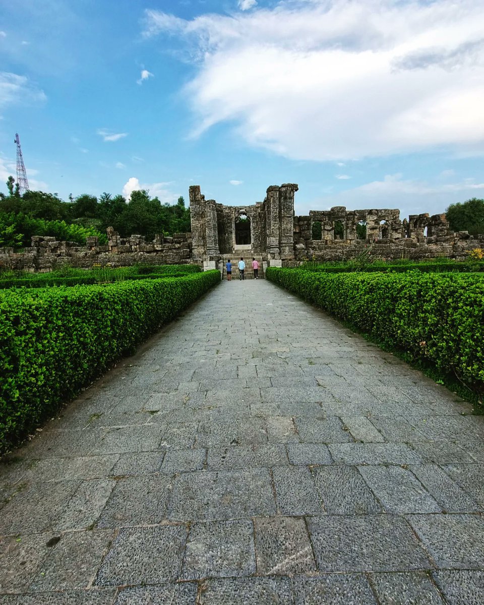 safaanpeerzada_'s tweet photo. Martand Sun Temple, a spectacular shrine dedicated to Surya (the Sun), lies at a distance of over five miles from Anantnag in the heavenly state of Jammu and Kashmir, India๐ฎ๐ณ
.
.
#India #Temple #hinduism #Kashmir #Ukraine #suntemple #photography #shutterhub #Snapdragon #beauty https://t.co/TdxrZ3Yq6e
