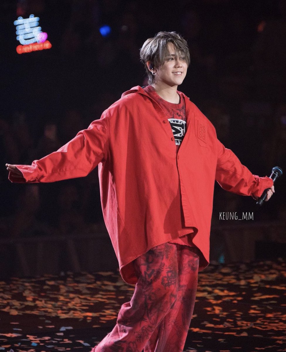 ShareY0urStyle's tweet photo. Keung Show wearing a Raf Simons red denim shirt jacket and a Balenciaga skater baggy sweatpants from the Spring 23 collection for his concert. https://t.co/WuXdyqJjwf