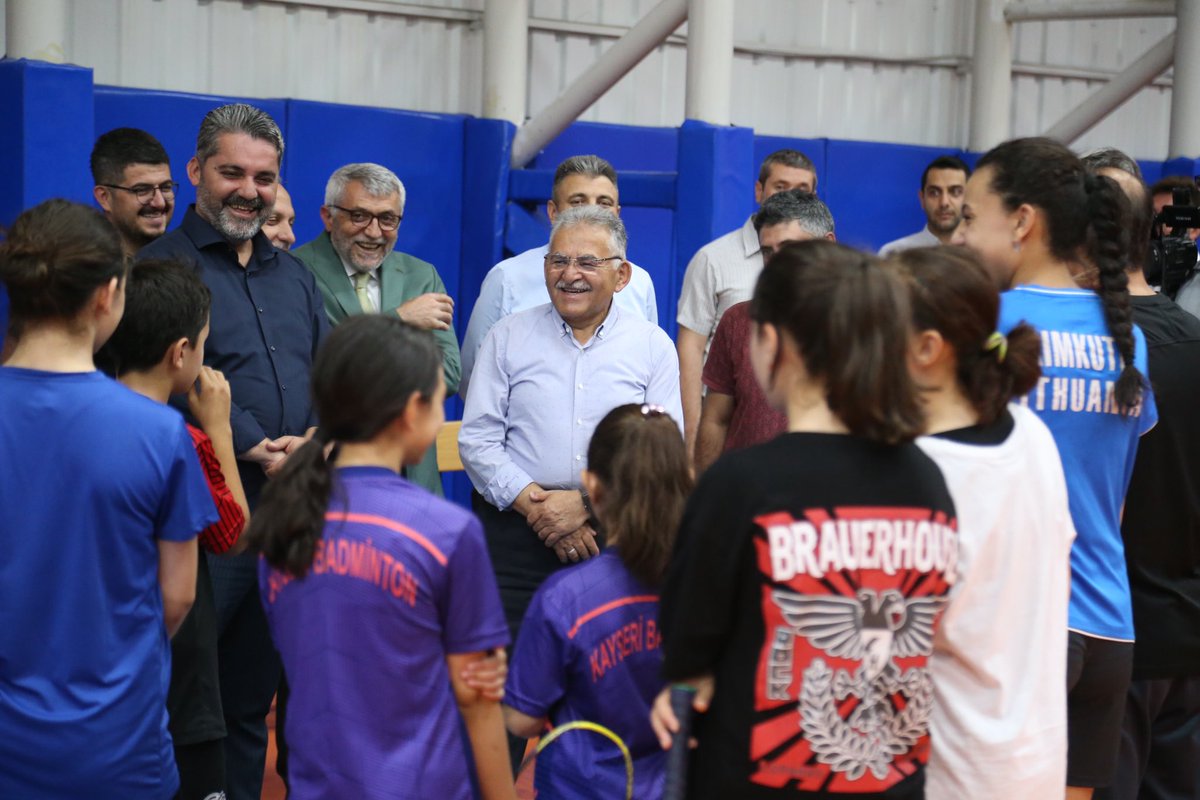baskanmemduhbyk's tweet photo. Talas Mevlana Camii’nde kıldığımız Cuma Namazı’nın ardından Talas Gençlik Merkezi’mizde Badminton branşında ülkemizi başarıyla temsil eden sporcularımız ile bir araya geldik.

Sporun ve sporcunun şehri #Kayseri’mizde böylesine güzel başarılara imza atarak göğsümüzü kabartan yavrularımızı tebrik ederim. 🏸