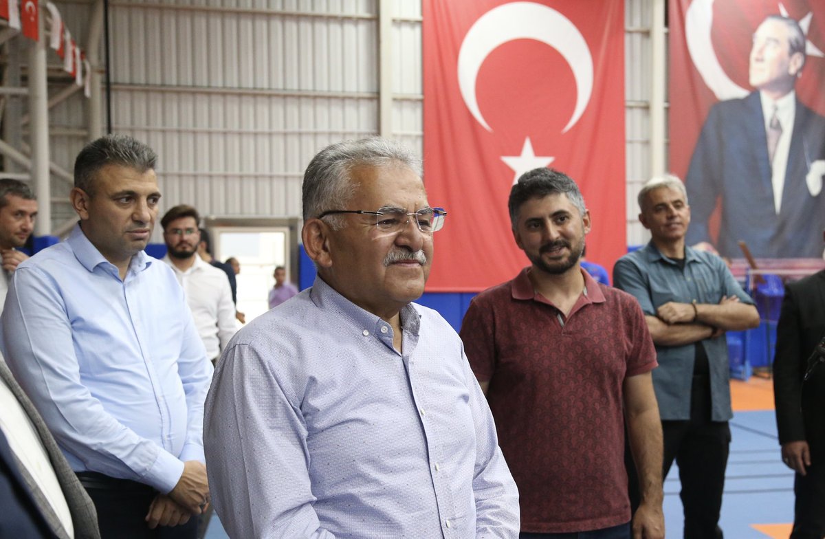 baskanmemduhbyk's tweet photo. Talas Mevlana Camii’nde kıldığımız Cuma Namazı’nın ardından Talas Gençlik Merkezi’mizde Badminton branşında ülkemizi başarıyla temsil eden sporcularımız ile bir araya geldik.

Sporun ve sporcunun şehri #Kayseri’mizde böylesine güzel başarılara imza atarak göğsümüzü kabartan yavrularımızı tebrik ederim. 🏸