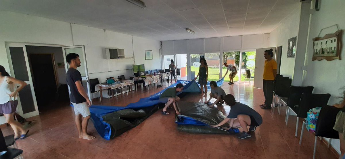 Ayer comenzó la Escuela de Verano de Ecolojóvenes. Más de 35 activistas llegamos a la casa de colonias en Poble Nou del Delta para empezar cuatro días de talleres, actividades y plenarias. Terminamos el día con cinefórum de cortos de temática ecologista. 🌱 #EscuelaEolojóvenes