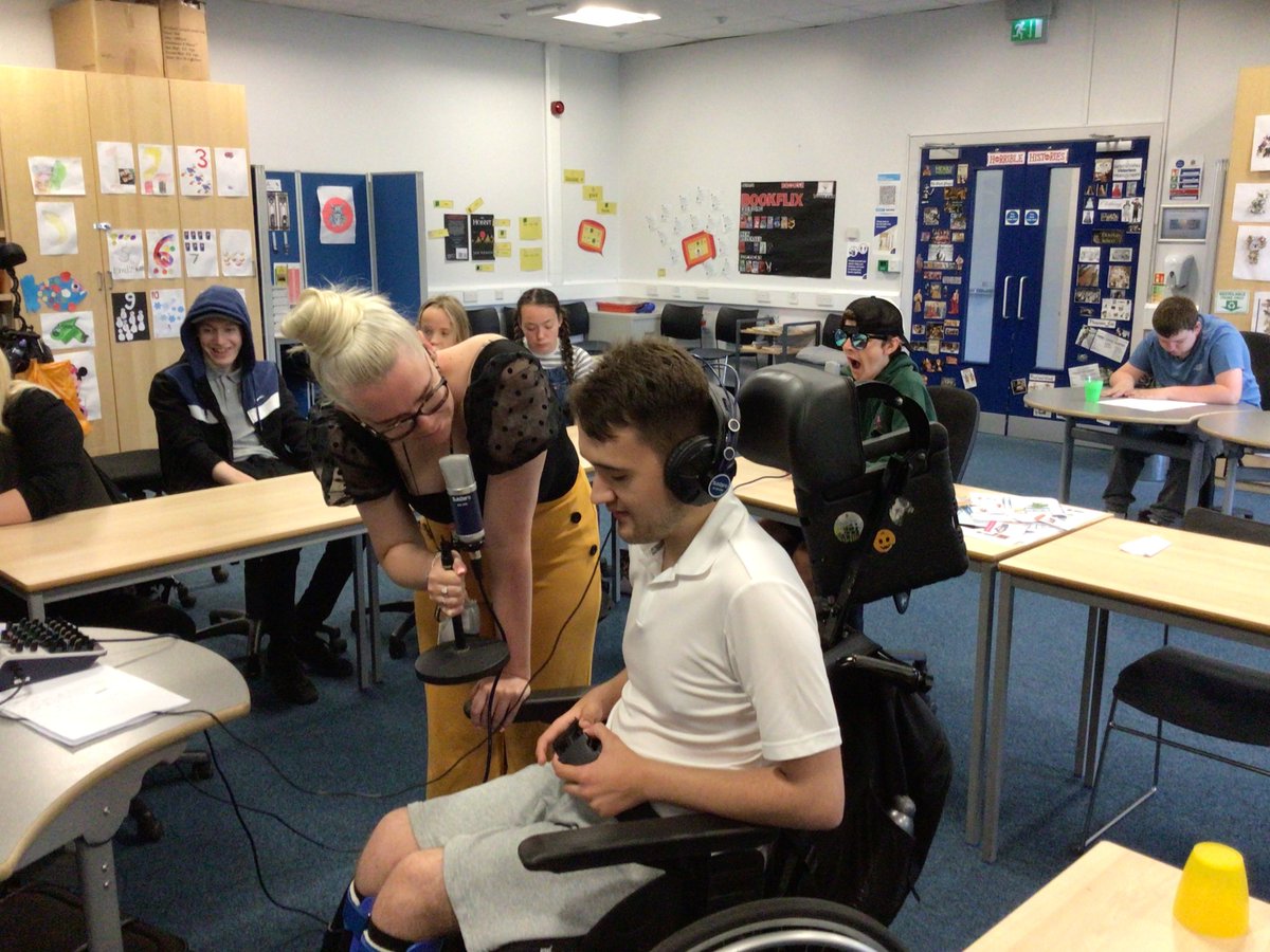 HeadlinersUK's tweet image. The #DigitalTransitions project has worked with care experienced young people across the North East, empowering them to gain new skills in employability and media. 

By helping young people share their experiences, we provide them with a voice. #Educate #Empower #Advocate