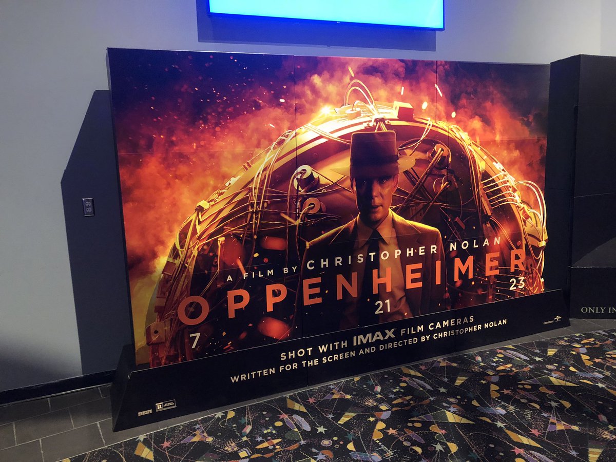 حصلت لي فرصة مشاهدة فيلم #أوبينهايمر في شاشة أي ماكس ٧٠ ملم حقيقية و هي واحدة من ٣٠ شاشة تعرض التقنية بشكل صحيح حول العالم.

الفيلم مبني على أحداث حقيقية لذلك صعب يضيف أكشن و أحداث مثيرة للاهتمام لم تحصل في الواقع فبالتالي التعويض يأتي بالدراما السياسية و الحوارات السريعة 

١/٢