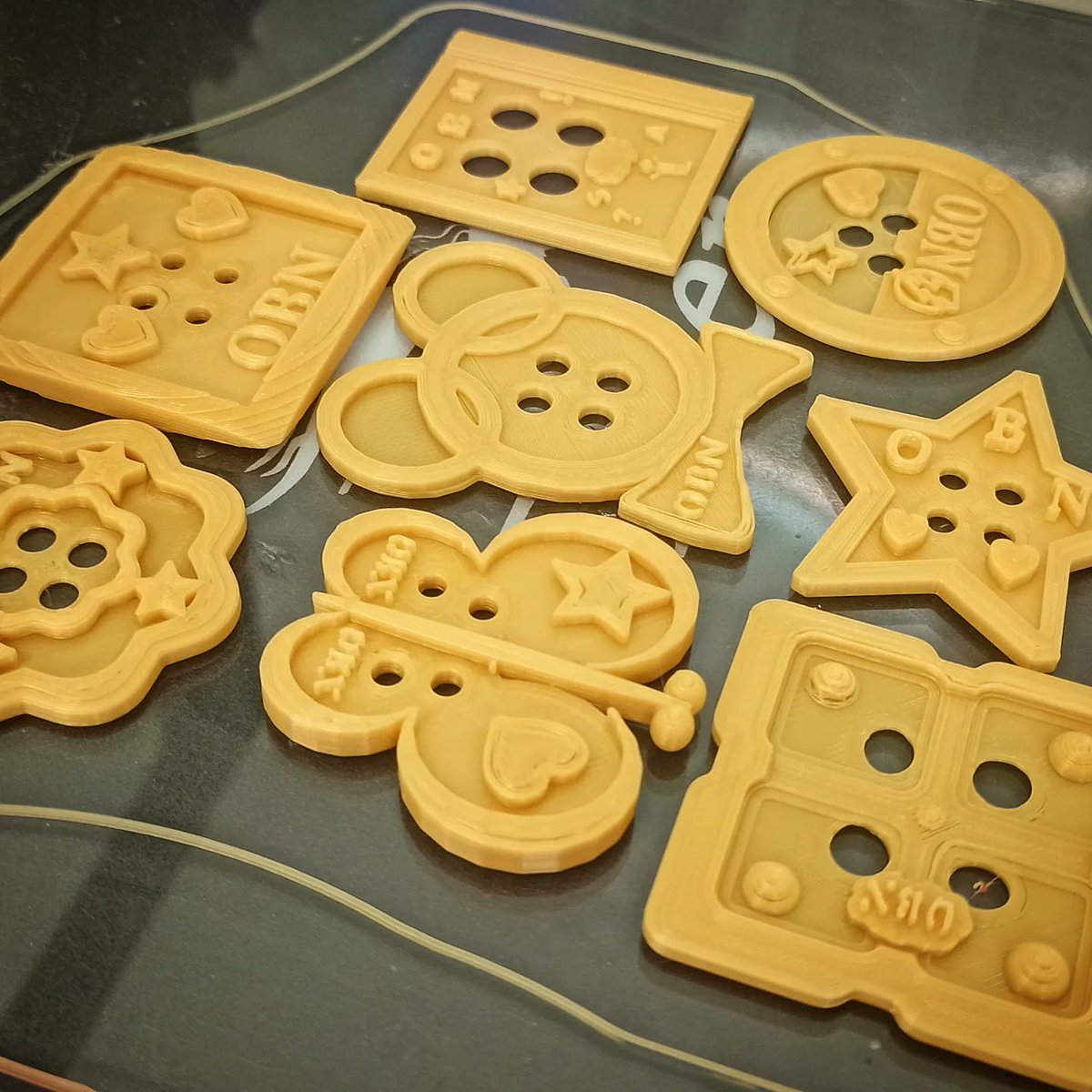 ceipOBN's tweet photo. Aquí tenéis los diseños de los #botones ganadores de: Samuel, Amelia, Jenny, Jimena, Sofía, Daniel Mateo, Laura, Ane y Daniel Pop.
Diseños realizados con @tinkercad e impresos con @eolasprints desde el #PlanDigitaldeCentro para la mejora de la #CompetenciaDigitalAlumnado https://t.co/xReYnXrits