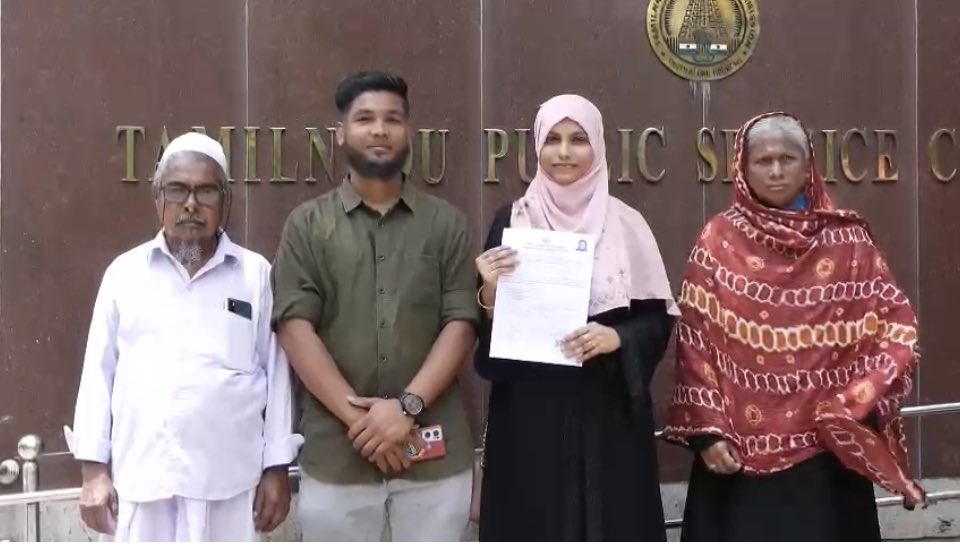 ARMTNPSC's tweet photo. பணியமர்வு ஆணையை கையில் வாங்கியபோது கண்கலங்கிவிட்டது.. 
(தங்கையின் கஷ்டம் பற்றி அண்ணன்) - உழைப்போம் வெல்வோம் 1 #TrulyInspirational 
#Group4 #TNPSC 
#RevenueAdministration #DisasterManagement #SuccessStory #Hardwork #UzhaipomVelvom #Inspiration #Motiovation #TamilNaduJobs #GovtofTN #Employed #FridayVibes 
Video courtesy: Ronald