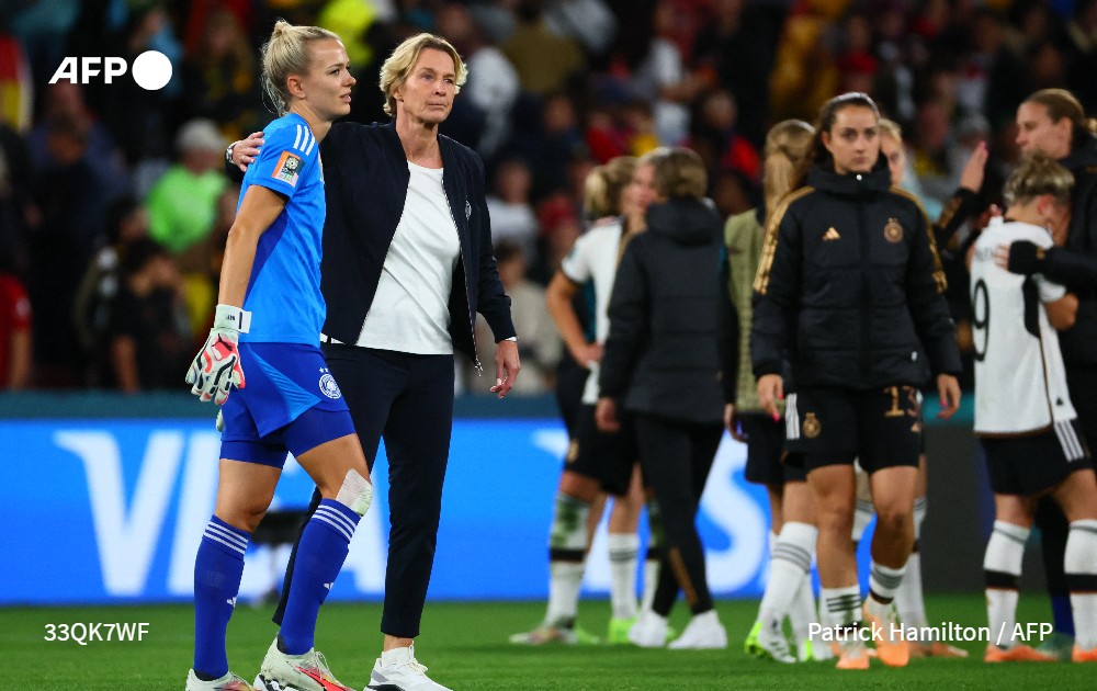 SID (@sid_sportnews) on Twitter photo STORY DES TAGES
Von der Zukunft der Bundestrainerin und der Kapitänin bis zur chaotischen Planung des Rückflugs - für die deutschen Fußballerinnen beginnt nach dem WM-Desaster eine Reise voller Ungewissheit.
via <a href="/RevierSport/">RevierSport</a>
reviersport.de/fussball/fraue… STORY DES TAGES
Von der Zukunft der Bundestrainerin und der Kapitänin bis zur chaotischen Planung des Rückflugs - für die deutschen Fußballerinnen beginnt nach dem WM-Desaster eine Reise voller Ungewissheit.
via <a href="/RevierSport/">RevierSport</a>
reviersport.de/fussball/fraue…
