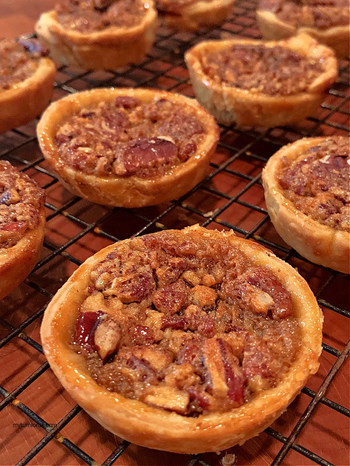 Make Mini Southern Pecan Pies in muffin tins with this easy bourbon pecan pie recipe.  One of our most fave recipe!! 
Recipe>>myturnforus.com/mini-southern-…
#Southern #PecanPie #MiniPies #FridayFeeling