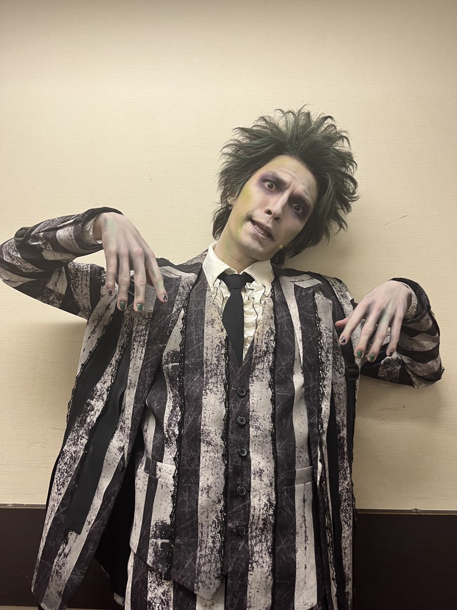 Old_HelloWorld's tweet photo. Jesse of #SixTONES haunts backstage at his new starring Broadway musical #BEETLEJUiCE!

"I love that the character gives me such range. I can go straight from a great showtune right into just being goofy, including with the audience!"

#JohnnysUpClose https://t.co/wHzwySWp53