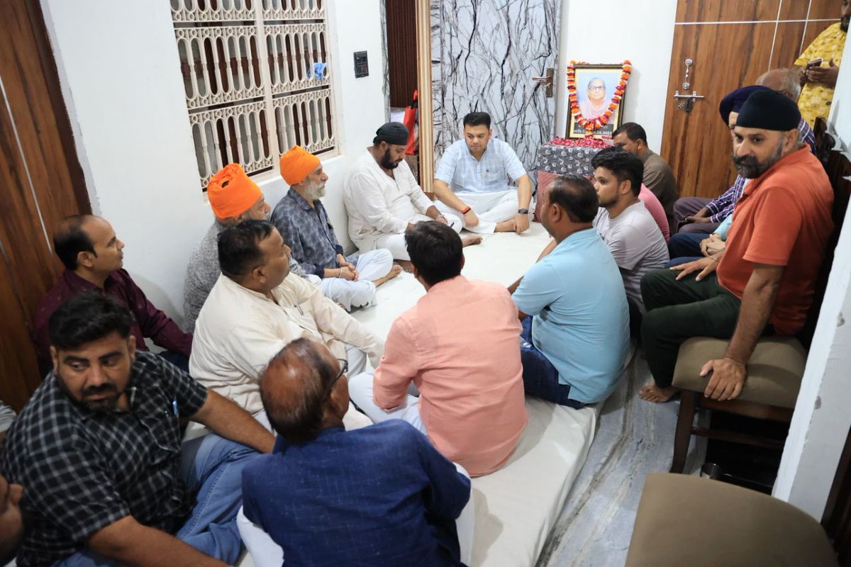 आज अतरौली विधानसभा क्षेत्र के अंतर्गत विभिन्न ग्रामों में भ्रमण कर क्षेत्रवासियों का हालचाल जाना। शोक संतृप्त परिवारों से मिलकर  संवेदना व्यक्त की और दिवंगतों की आत्मा की शांति हेतु प्रार्थना की।