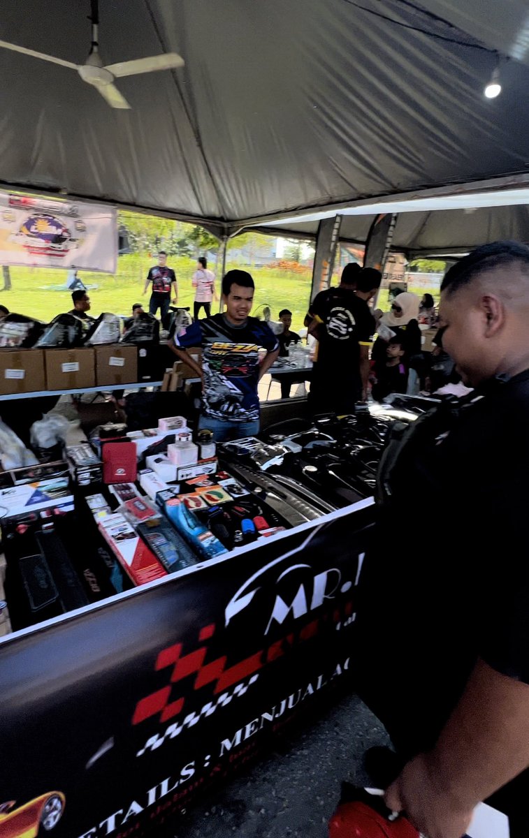 AkeemSharyzal's tweet photo. Gais esok datang Stadium Shah Alam, ada event Perodua Day &amp; Proton Day, dari pagi sampai ke petang sampai ke malam. Tak pakai perodua proton pun boleh datang sebab ni event open, ada lebih 40 vendor. Nak cari barang kereta datang tau. https://t.co/1gYzUj8IBG