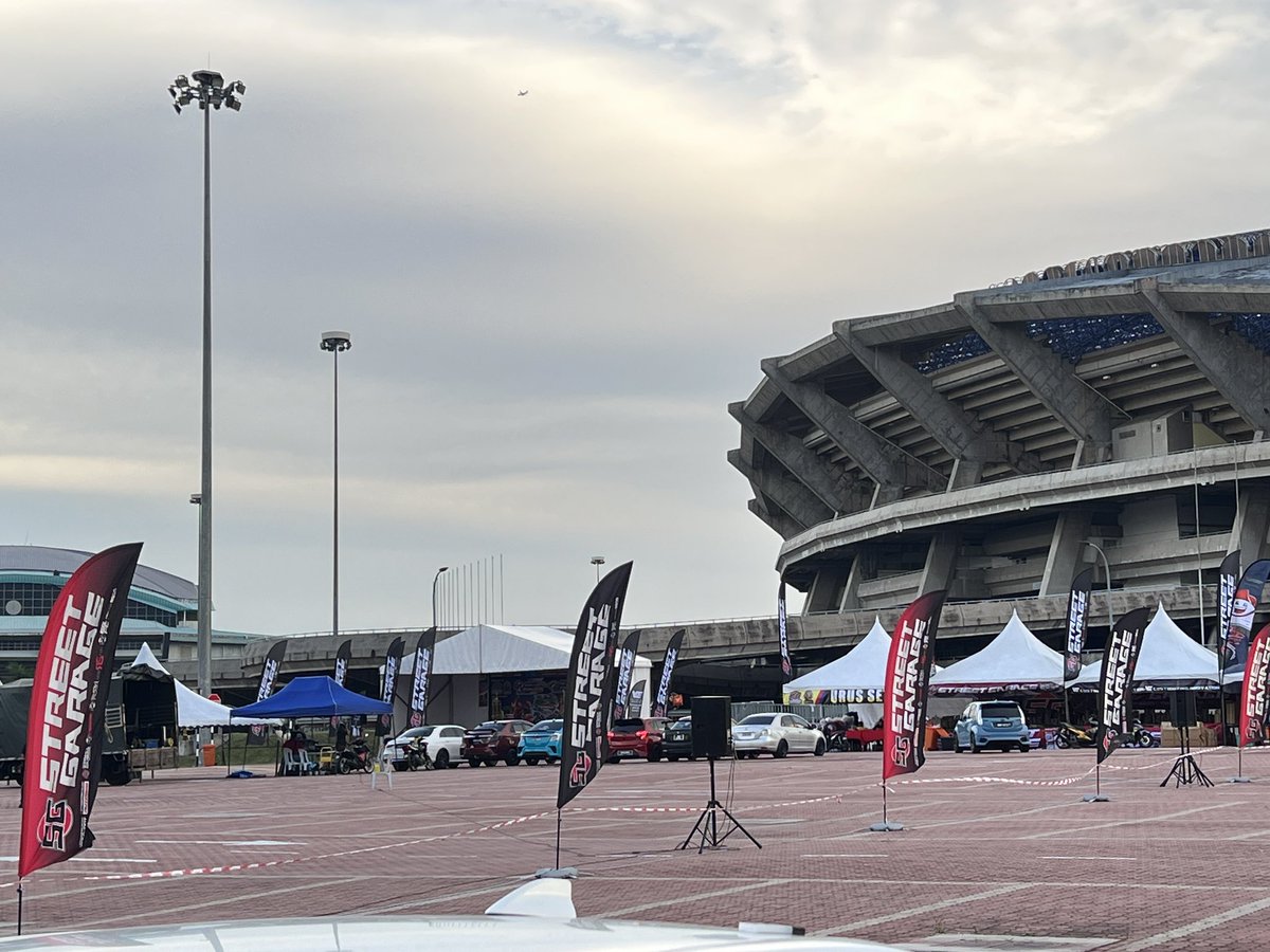 AkeemSharyzal's tweet photo. Gais esok datang Stadium Shah Alam, ada event Perodua Day &amp; Proton Day, dari pagi sampai ke petang sampai ke malam. Tak pakai perodua proton pun boleh datang sebab ni event open, ada lebih 40 vendor. Nak cari barang kereta datang tau. https://t.co/1gYzUj8IBG