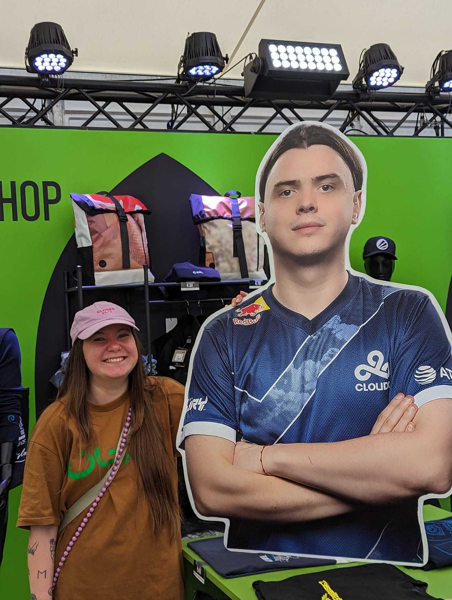 Bruh, electronic just rocked up to ESL Shop at #IEM Cologne 😍