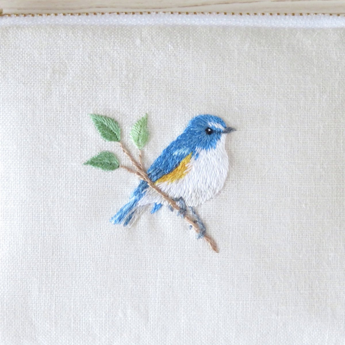 Coruri38's tweet photo. ルリビタキさんとジョウビタキさんの刺繍ミニポーチも再販してます🌻

#ルリビタキ　#ジョウビタキ https://t.co/yowXDHGwDC