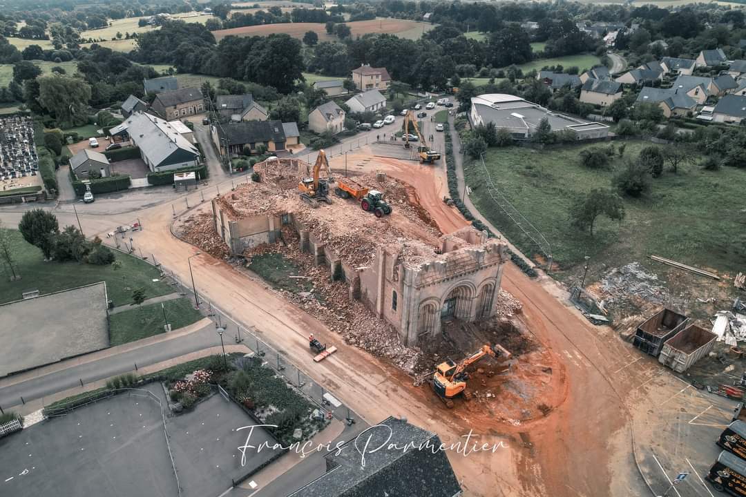 fparmentierv's tweet photo. Aujourd'hui, réalisation d'images de la démolition de l'Eglise de La Baconnière. L'idée est de revenir ponctuellement pour voir, en images, l'évolution de ce chantier et de son devenir.
Vol réalisé légalement avec accords des autorités compétentes
#laval #drone #eglise #labaco https://t.co/GcP6sDpMcc