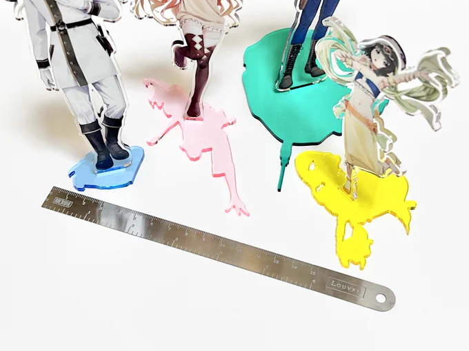 【C102新グッズ】 アクリルフィギュアスタンド(1/12scale)  オリジナル作品「PERGAMENT GARTEN」のメインキャラクター4人が新しくなった立ち絵でアクリルフィギュアスタンドになりました。 各キャラクター毎に本体とキャラクターの影の形になった台座をセットにして頒布します。