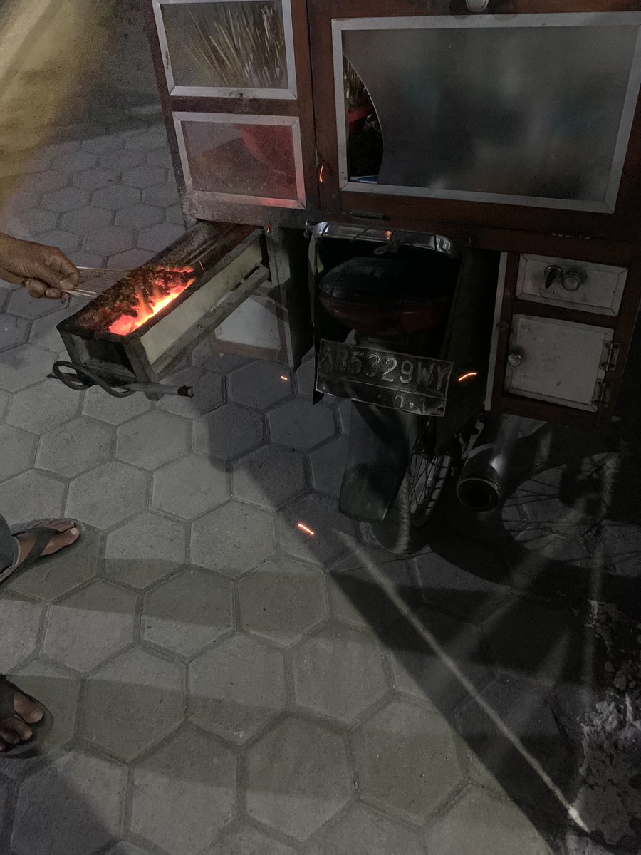 Rijek20's tweet photo. @merapi_uncover Bajilak, jebul iki bakul sate keliling sik sering lewat ngarep kontrakan ku 😂

Fokus plat e lur wkwkwk https://t.co/N10RuEIw8n