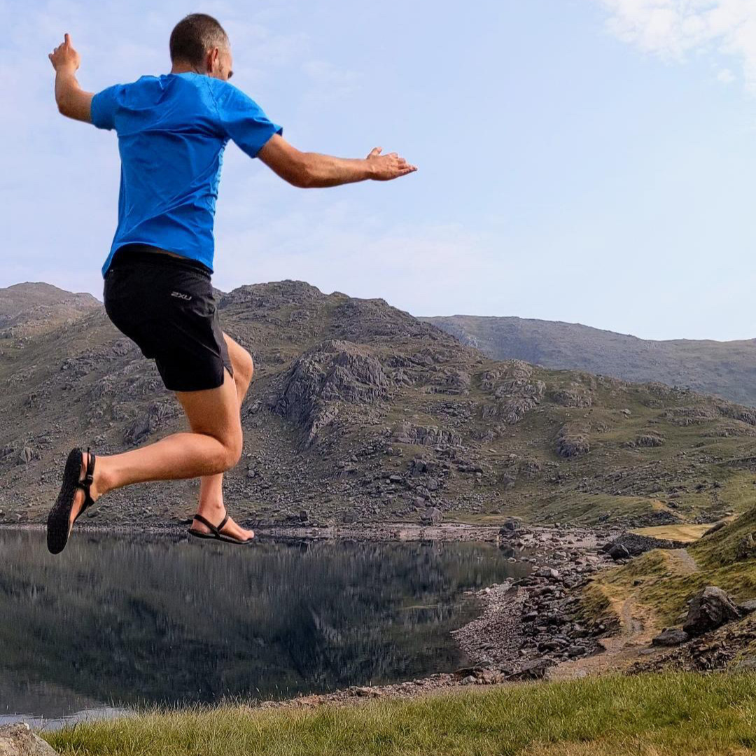 Flying into the weekend!

📸: Dave wears the Endure Tee in Fresh Blue
#TreadLightly #tribesports