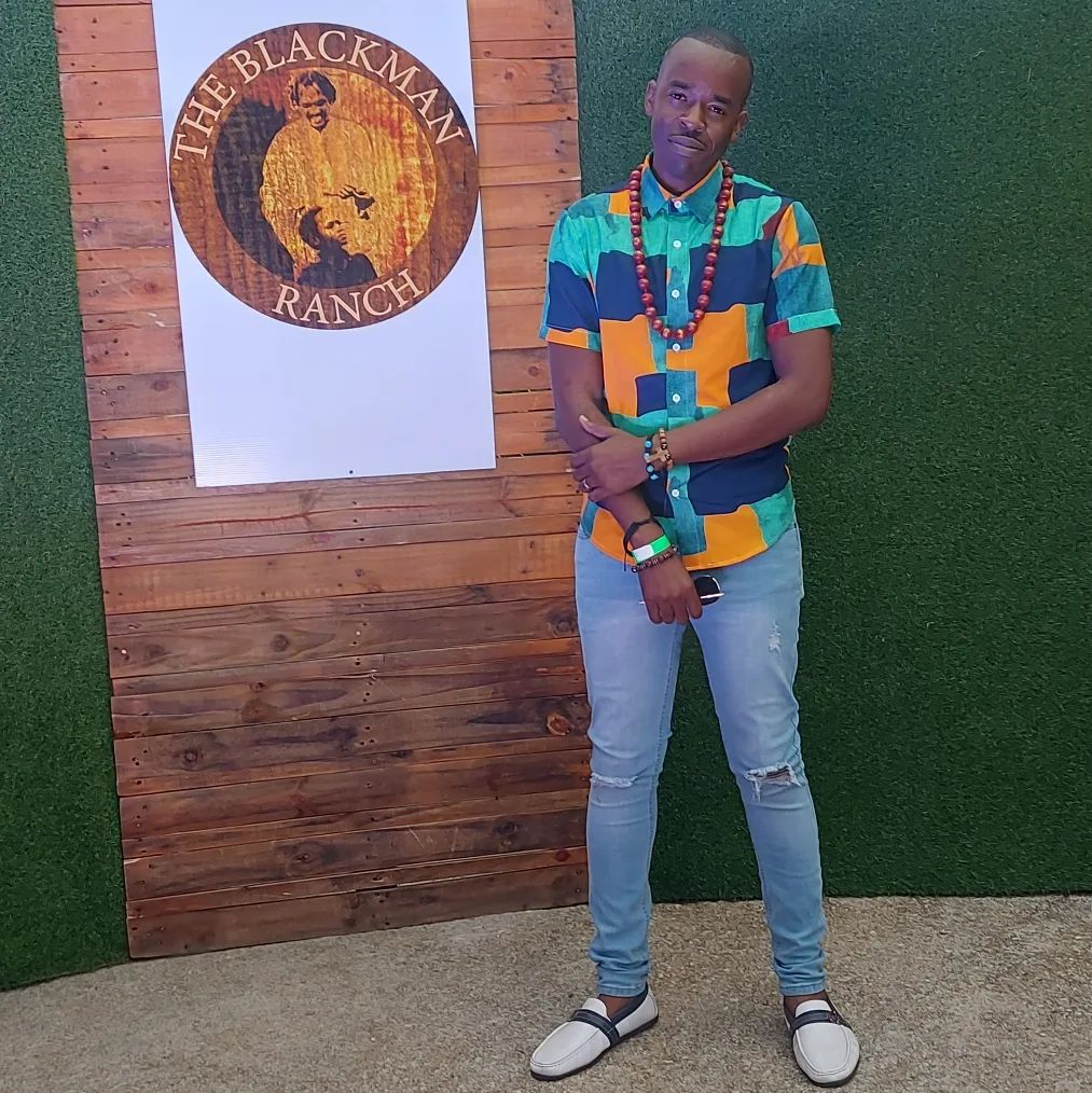 SterlingRobert1's tweet photo. 👑#MostHighFriday👑 #photooftheday 📸
■ This was a refreshing atmosphere to perform at @theblackmanranch
👕👖: @diztrick868apparel
#SRMusic #Photo #photography #artistlife #worship #singer #trinidadandtobago #music #singersongwriter #artist #Caribbean #sterlingrobertsmusic https://t.co/0aWTISNokh