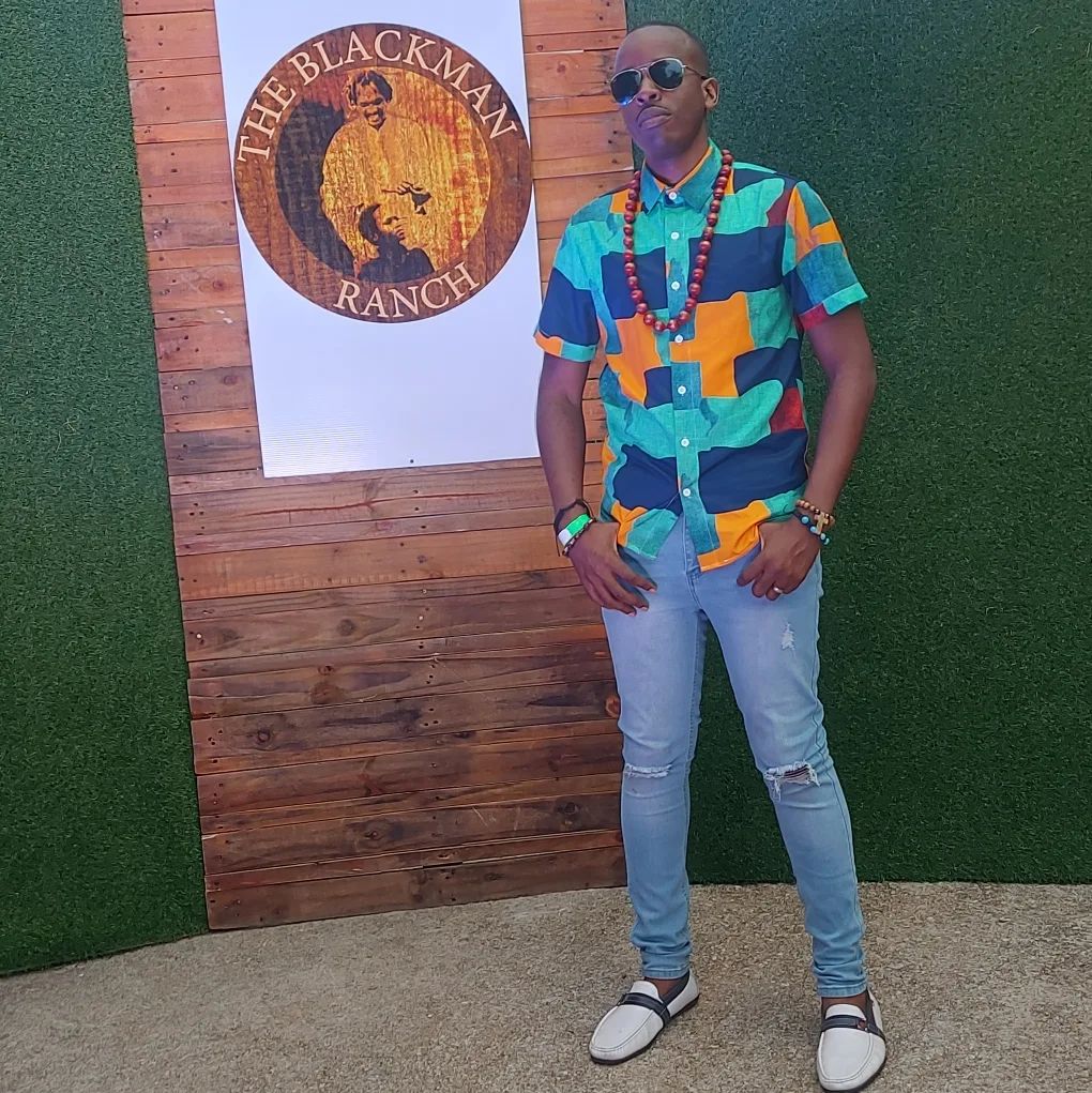 SterlingRobert1's tweet photo. 👑#MostHighFriday👑 #photooftheday 📸
■ This was a refreshing atmosphere to perform at @theblackmanranch
👕👖: @diztrick868apparel
#SRMusic #Photo #photography #artistlife #worship #singer #trinidadandtobago #music #singersongwriter #artist #Caribbean #sterlingrobertsmusic https://t.co/0aWTISNokh